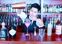 【佛山展翅調(diào)酒咖啡西點(diǎn)培訓(xùn)學(xué)校】女調(diào)酒師晨晨